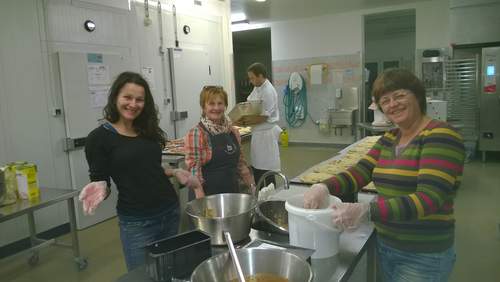 Des agricultrices (Ana, Irène et Anita) de la Mayenne aux fourneaux avec le cuisinier du Lycée Agricole de Laval nous accueillent le mercredi soir!